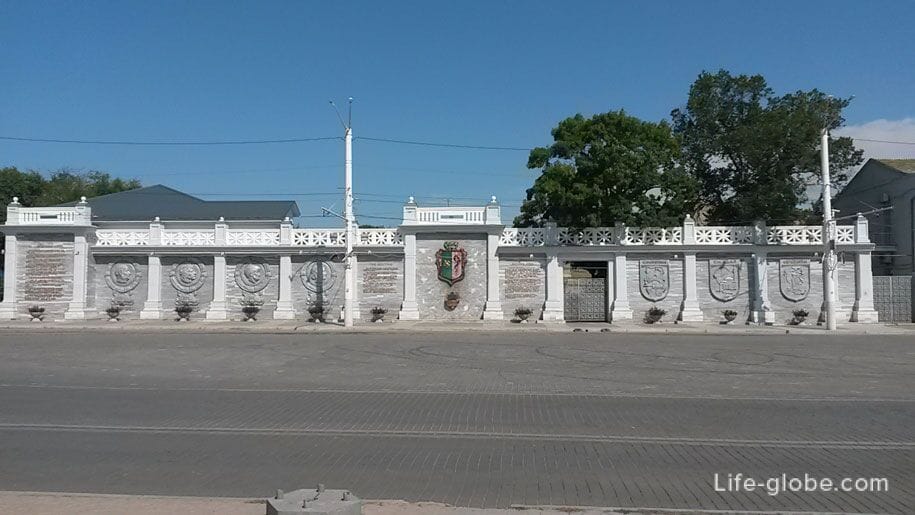 Театральная площадь, пантеон основателей города Евпатория