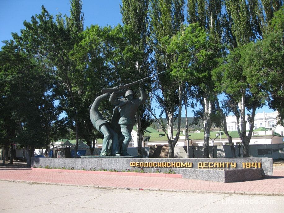 Памятник Феодосийскому десанту 1941 года, набережная Десантников в Феодосии