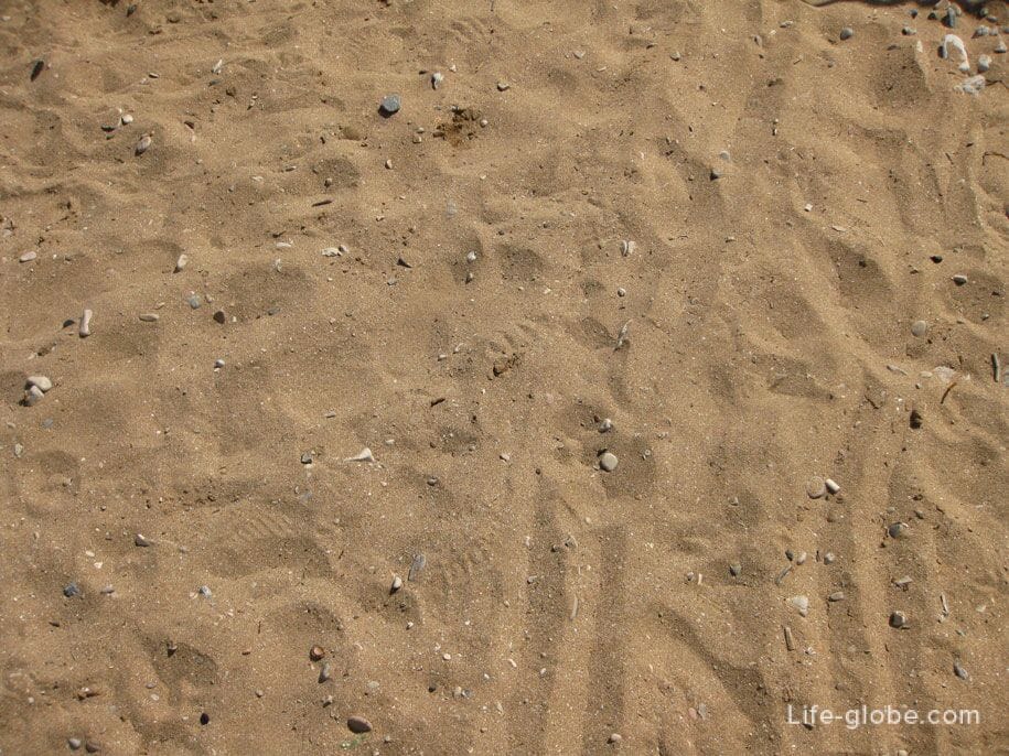 Песок на Золотых пляжах в Феодосии