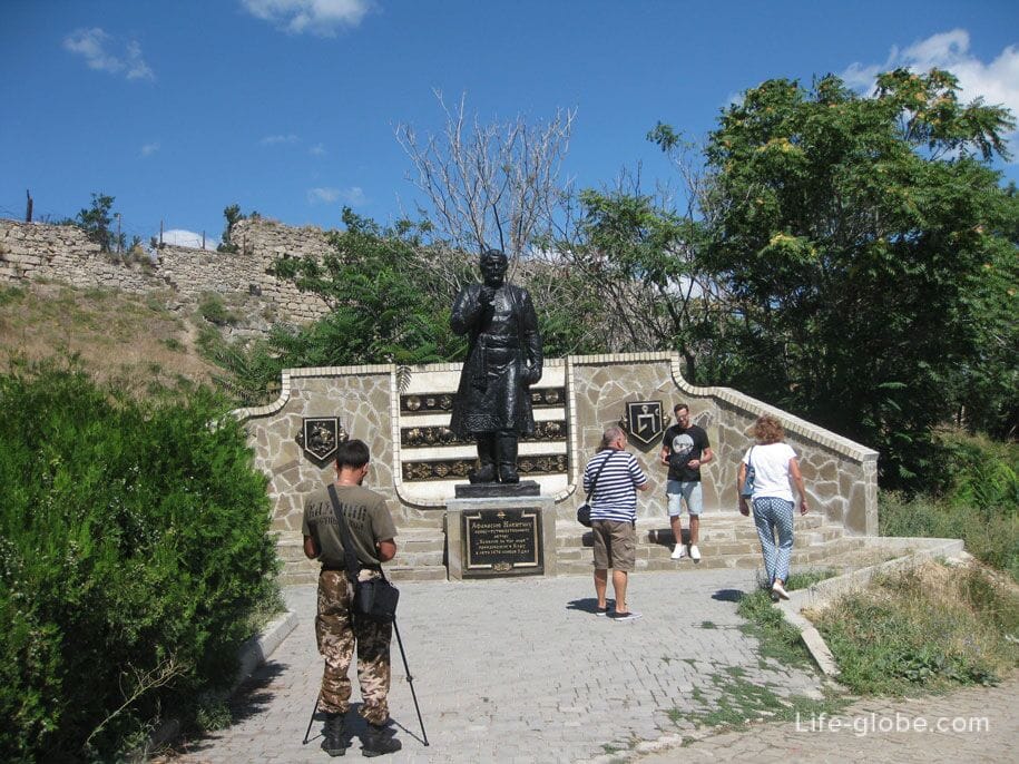 Памятник Афанасию Никитину, Старый город Феодосии