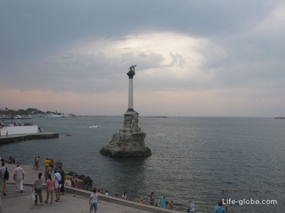 Достопримечательности Крыма - Памятник затопленным кораблям в Севастополе
