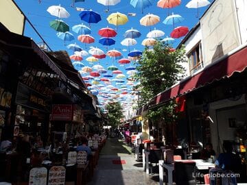 Улица с зонтиками в Анталии (Umbrella Street Antalya, 2 İnönü Sokak)