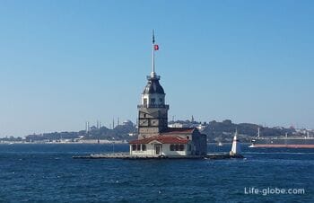 Leanderturm in Istanbul (Kız Kulesi), auf einer Insel in den Gewässern des Bosporus