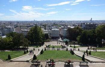 Площадь Луиз Мишель со смотровой и лестницей на Монмартре, Париж (Square Louise Michel)
