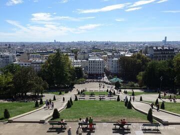 Площадь Луиз Мишель со смотровой и лестницей на Монмартре, Париж (Square Louise Michel)