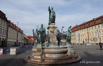 Maximilian Square in Bamberg (Maximiliansplatz): New Town Hall, Fountain and Christmas Market