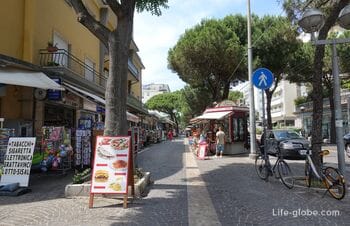 Улица Америго Веспуччи в Римини (Viale Amerigo Vespucci) - одна из центральных туристических улиц города