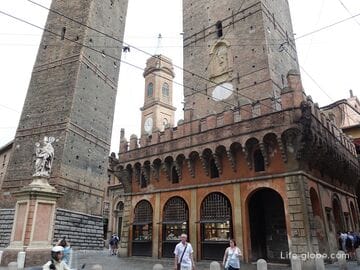 Two towers of Bologna - Asinelli and Garisenda (Le due Torri)