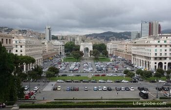 Sieges platz, Genua (Piazza della Vittoria): Der Siegesbogen und die Panoramatreppe der Caravellen
