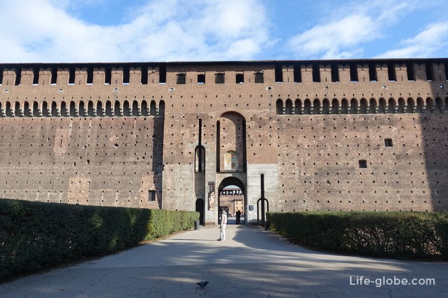 Левый (юго-западный) вход в замок Сфорца, Милан