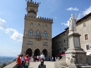 Freiheitsplatz in San Marino: Freiheitsstatue und pallazo Publico (Öffentlicher palast)