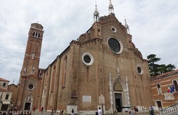 Santa Maria Gloriosa dei Frari, Venedig - basilika mit gemälden und grabmal von Tizian