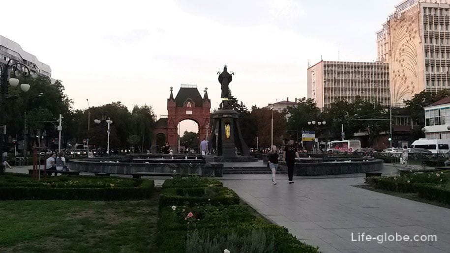 Памятник Екатерины и Триумфальной арке Царские ворота, Краснодар
