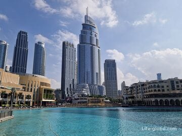 Address Downtown Dubai - ein wolkenkratzer mit einem hotel mit blick auf das zentrum von Dubai