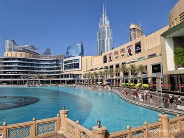 Dubai Mall - shopping center with boutiques, aquarium, entertainment, food court et
