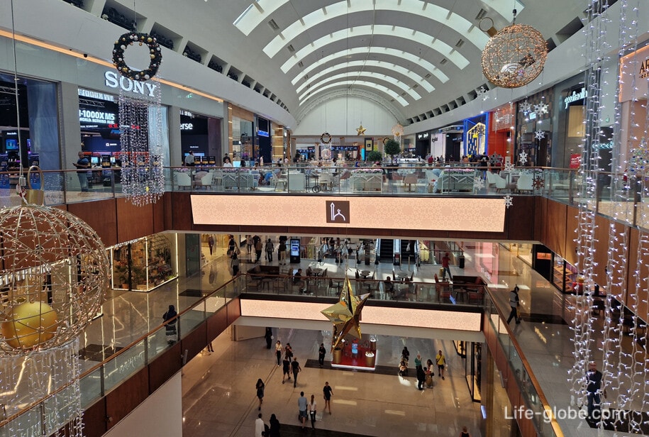 Dubai Mall - shopping center with boutiques, aquarium, entertainment ...