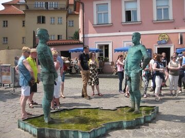 Скульптура-фонтан «Писающие мужчины» в Праге (Čůrající postavy)