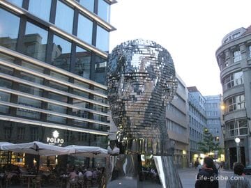Голова Франца Кафки в Праге (Hlava Franze Kafky) - вращающаяся скульптура головы Кафки
