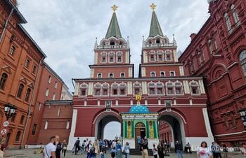 Воскресенские ворота и Иверская часовня в Москве, у Красной площади
