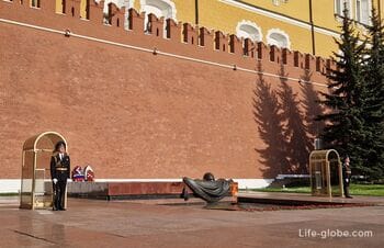 Могила Неизвестного Солдата, Москва (Вечный огонь и Почётный караул)