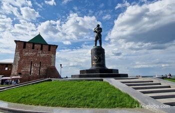 Памятник Чкалову в Нижнем Новгороде, у Чкаловской лестницы