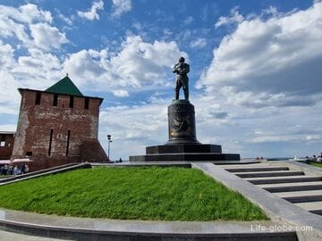 Памятник Чкалову в Нижнем Новгороде, у Чкаловской лестницы
