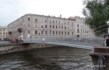 Bridge of Four Lions in Saint Petersburg - a pedestrian bridge with lions across the Griboyedov Canal