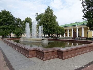 Гостиный двор и музыкальный фонтан в Кронштадте, Санкт-Петербург (Торговый центр)