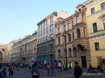 Пешеходная часть Большой Морской улицы в Санкт-Петербурге