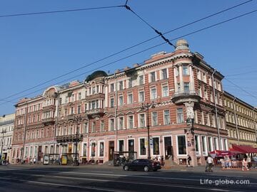 Музей-фотосалон Карла Буллы в Петербурге (дом Ушаковых и памятник фотографу)