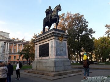 Памятник Петру I у Михайловского замка, Санкт-Петербург
