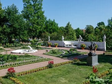 Колонистский парк в Петергофе: Ольгин пруд, острова с павильонами, собор и отель