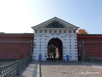 Иоанновские ворота Петропавловской крепости в Санкт-Петербурге (Иоанновский равелин)