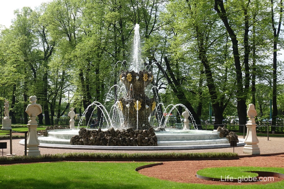 Коронный фонтан в Санкт-Петербурге (в Летнем саду)
