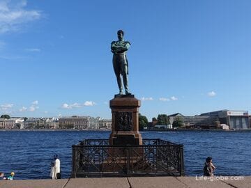 Памятник Крузенштерну в Санкт-Петербурге, на набережной Лейтенанта Шмидта