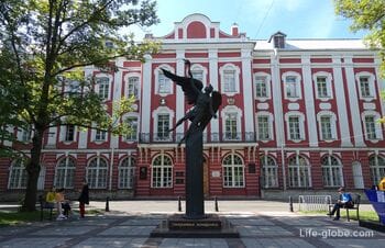 Здание Двенадцати коллегий, Санкт-Петербург: музеи, сад, университет