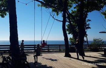 Swing in Yantarny overlooking the sea and the beach (observation deck)