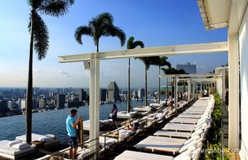 Отель Marina Bay Sands в Сингапуре - знаменитая Небесная лодка с бассейном на крыше, 5 звезд