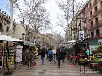 Улица Рамбла (La Rambla) - центральная туристическая улица Барселоны