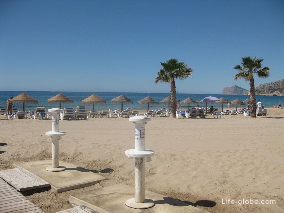 Sun loungers and foot showers on Arenal Beach, Calpe