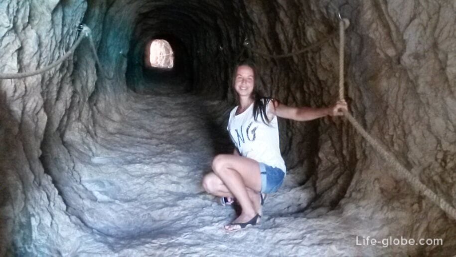 Пещера на скале Ифач