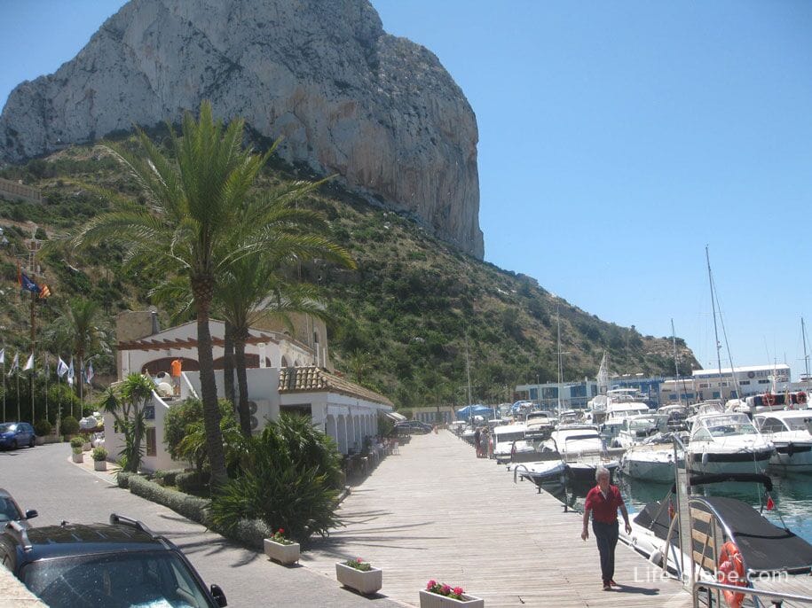 The seaport and the promenade of the Prince of Asturias in Calpe