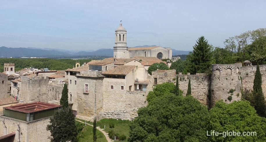 Girona’s Old Town «Barri Vell» (historic center)