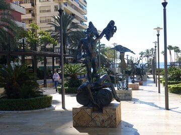 Avenida del Mar, Marbella - Boulevard mit Skulpturen von Salvador Dalí