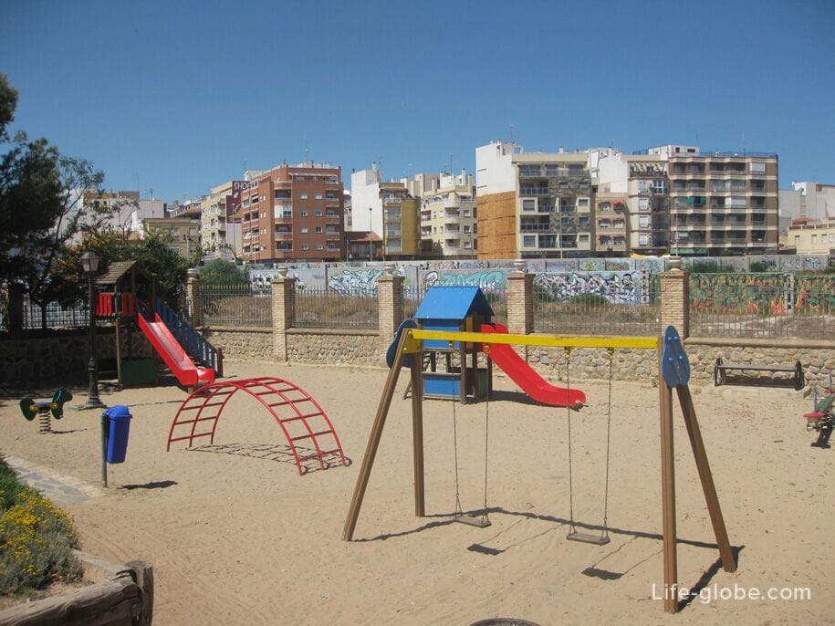 Детская площадка в парке возле пляжа Асекьон, Торревьеха