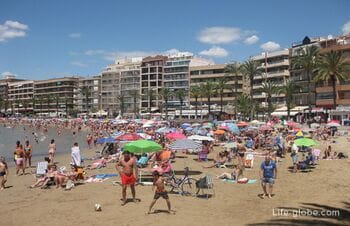 Del Cura beach in Torrevieja (Playa Del Cura) - central and lively