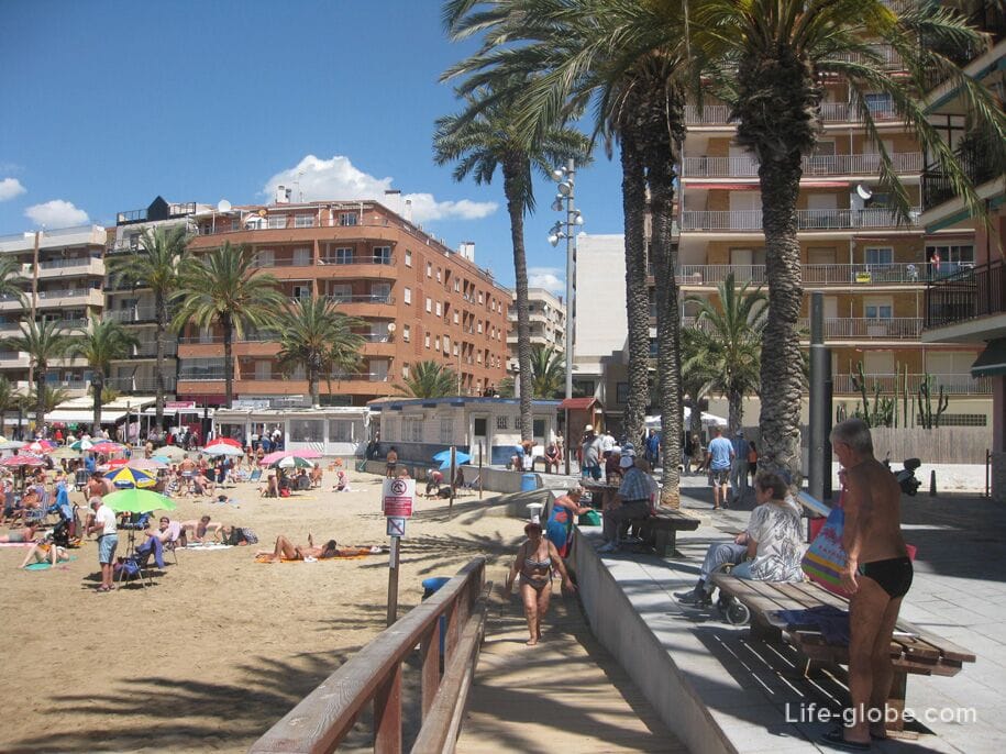 Promenade and beach Del Cura, Torrevieja, Spain