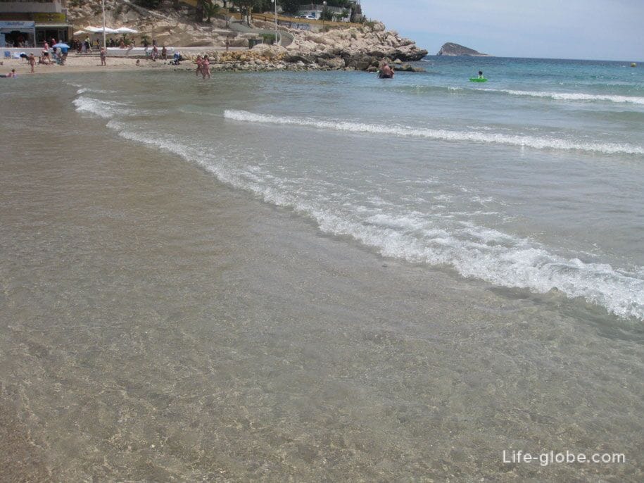 Морская вода пляжа Финестрат, Испания