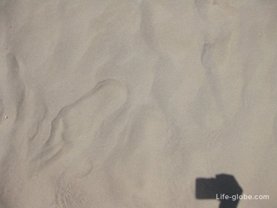 Песок в центральной части пляжа Бангтао