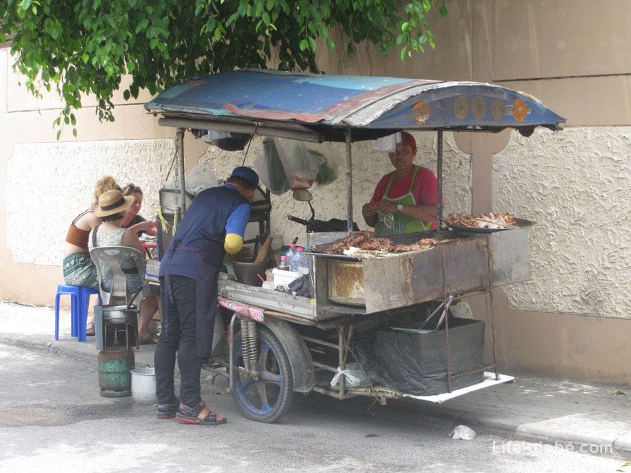 Макашницы на улицах Бангтао, Пхукет